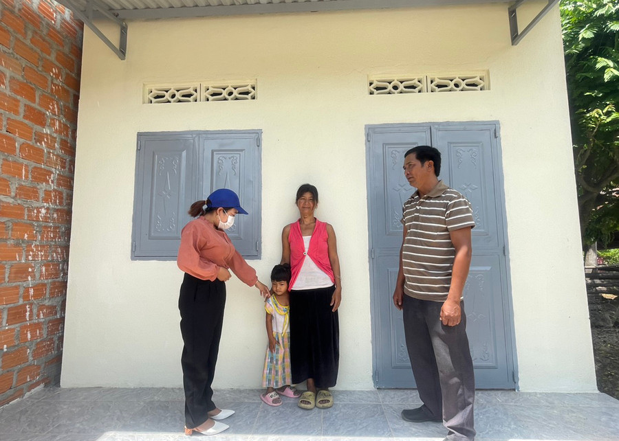 Đảng viên chi bộ buôn Biah B động viên gia đình bà Hiao H&apos;Pum (đứng giữa) phấn đấu làm ăn vươn lên thoát nghèo. Ảnh: Vũ Chi