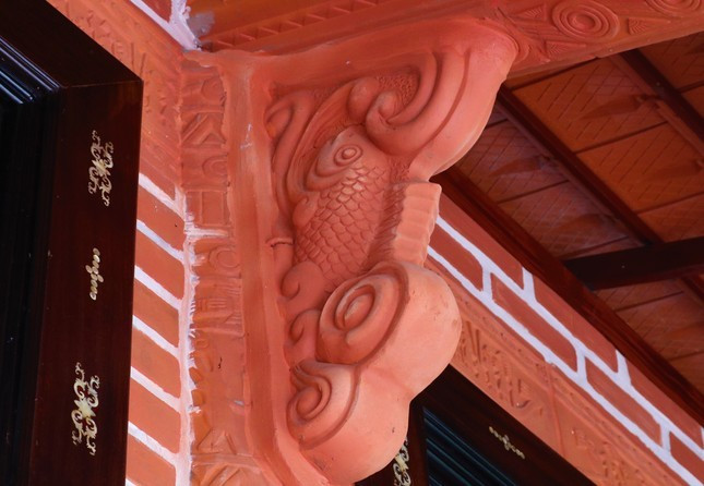 Không qua bất kỳ trường lớp nào về kiến trúc xây dựng nhưng nghệ nhân này đã tự thiết kế bản vẽ xây dựng ngôi nhà, sáng tác những hoa văn đầy tính nghệ thuật trên mỗi cây cột, cây kèo... Đây cũng được xem là công trình khởi đầu trong hành trình vực dậy nghề gốm của ông Buôi. Ông cũng mong muốn xây nên những công trình từ gốm để phục vụ tham quan du lịch...