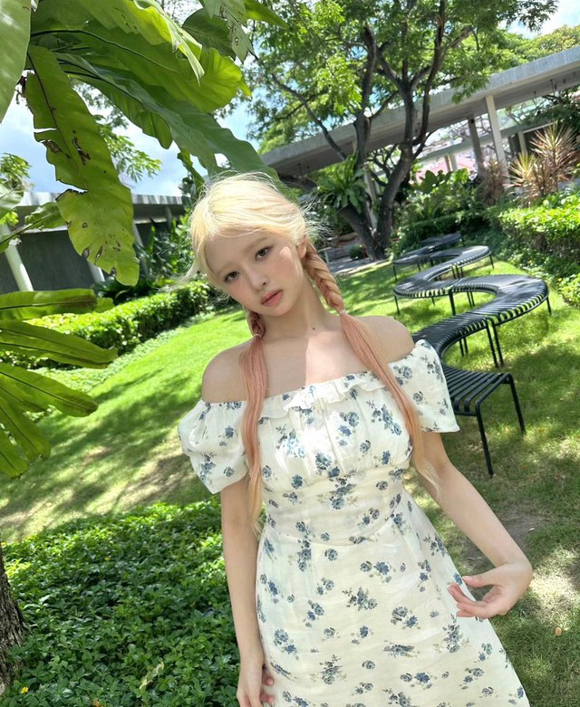 Rei (IVE) hóa nàng thơ yêu kiều trẻ trung khi xuất hiện trong bộ váy trễ vai hoa nhí tay bồng cùng kiểu tóc tết hai bên được nhuộm màu vàng hồng bạch kim. Outfit này giúp người đẹp Nhật Bản tôn lên làn da trắng ngần, nhan sắc trong trẻo thanh thuần cùng khí chất tiểu thư kiêu kì