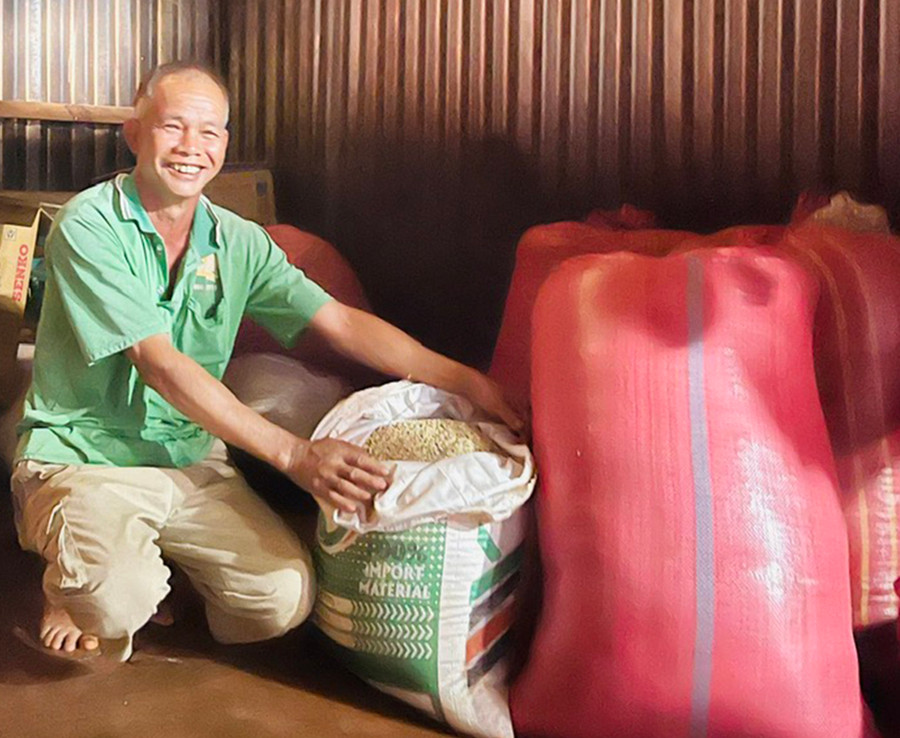 Ông Kpăh Nhi đã thoát nghèo và xây dựng được nhà ở kiên cố. Ảnh: Nhật Hào