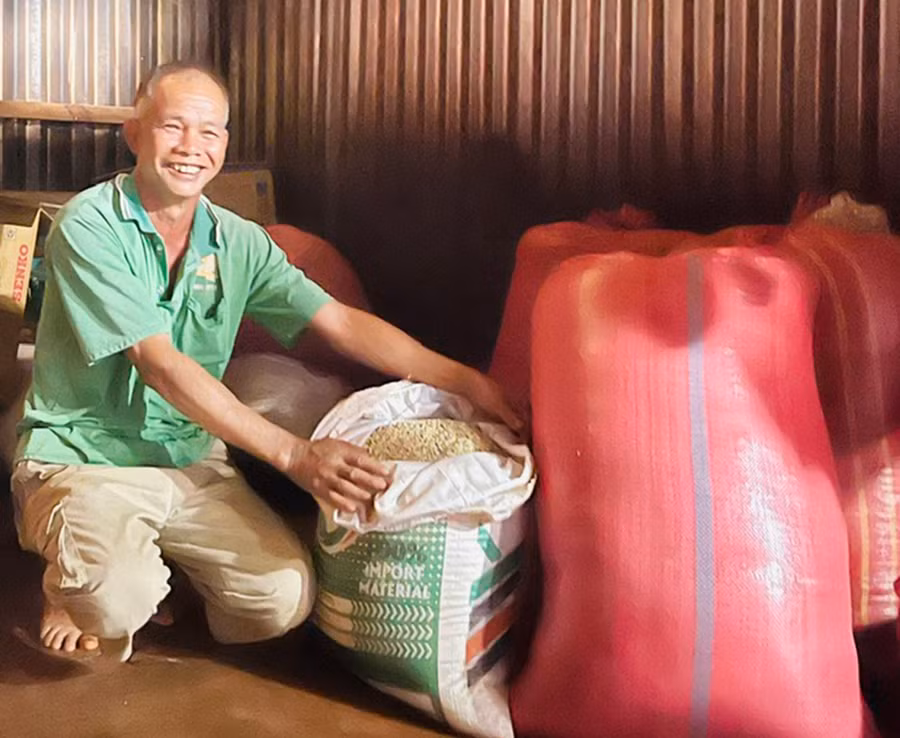 Ông Kpăh Nhi đã thoát nghèo và xây dựng được nhà ở kiên cố. Ảnh: Nhật Hào