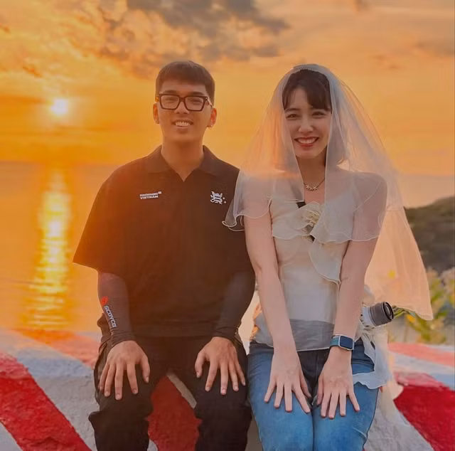 Uyên luôn mang theo chiếc lúp đội đầu cho cô dâu mỗi khi chụp hình. Ảnh: NVCC