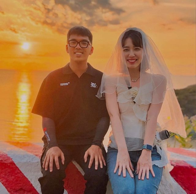 Uyên luôn mang theo chiếc lúp đội đầu cho cô dâu mỗi khi chụp hình. Ảnh: NVCC Uyên luôn mang theo chiếc lúp đội đầu cho cô dâu mỗi khi chụp hình. Ảnh: NVCC