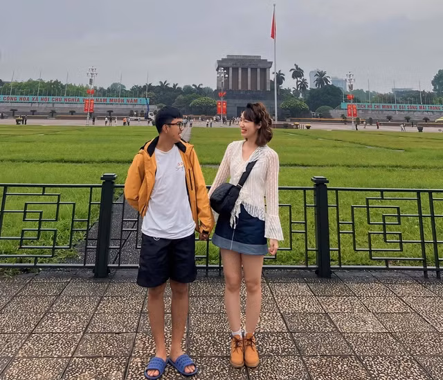 Cả hai kết thúc hành trình tại TP.Hà Nội và đi máy bay về lại TP.HCM. Ảnh: NVCC