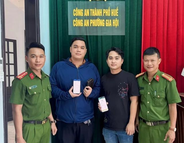 Anh Đặng Minh Hoàng (áo xanh) trao trả số tiền 160 triệu đồng cho anh Trần Đức Minh. Ảnh: Bình Thiên Anh Đặng Minh Hoàng (áo xanh) trao trả số tiền 160 triệu đồng cho anh Trần Đức Minh. Ảnh: Bình Thiên