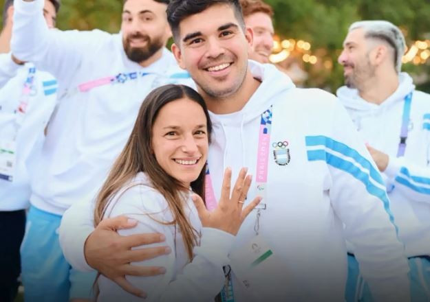 Simonet và bạn gái Campoy hạnh phúc sau lễ cầu hôn Simonet và bạn gái Campoy hạnh phúc sau lễ cầu hôn