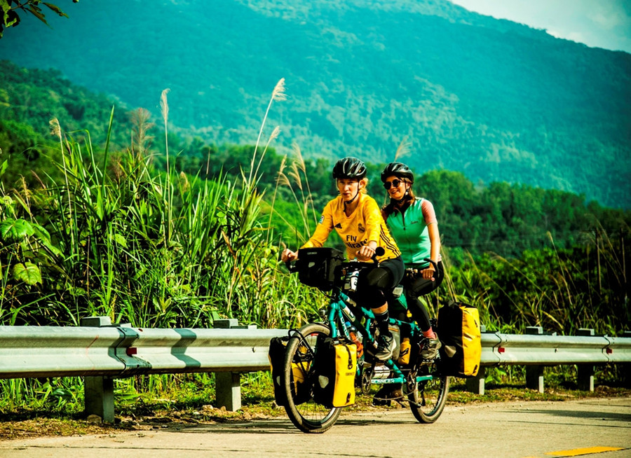 Du khách nước ngoài trải nghiệm trên cung đường rừng thay lá