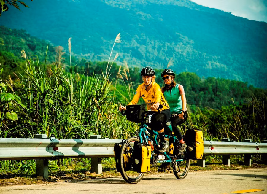 Du khách nước ngoài trải nghiệm trên cung đường rừng thay lá Du khách nước ngoài trải nghiệm trên cung đường rừng thay lá