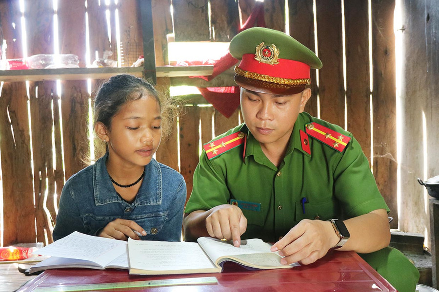 Mô hình “Con nuôi Công an xã” đã giúp nhiều trẻ em có hoàn cảnh khó khăn được học tập và vươn lên trong cuộc sống. Ảnh: H.L Mô hình “Con nuôi Công an xã” đã giúp nhiều trẻ em có hoàn cảnh khó khăn được học tập và vươn lên trong cuộc sống. Ảnh: H.L