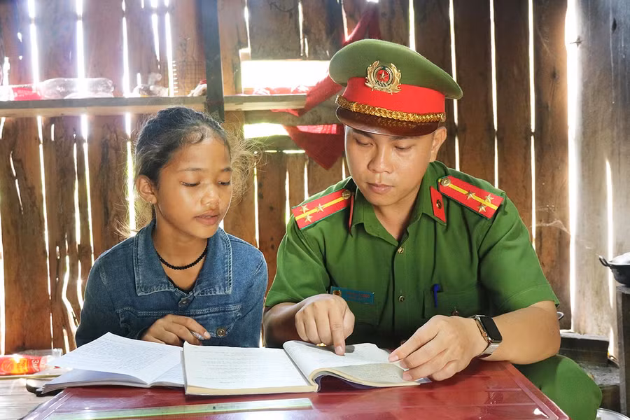 Mô hình “Con nuôi Công an xã” đã giúp nhiều trẻ em có hoàn cảnh khó khăn được học tập và vươn lên trong cuộc sống. Ảnh: H.L
