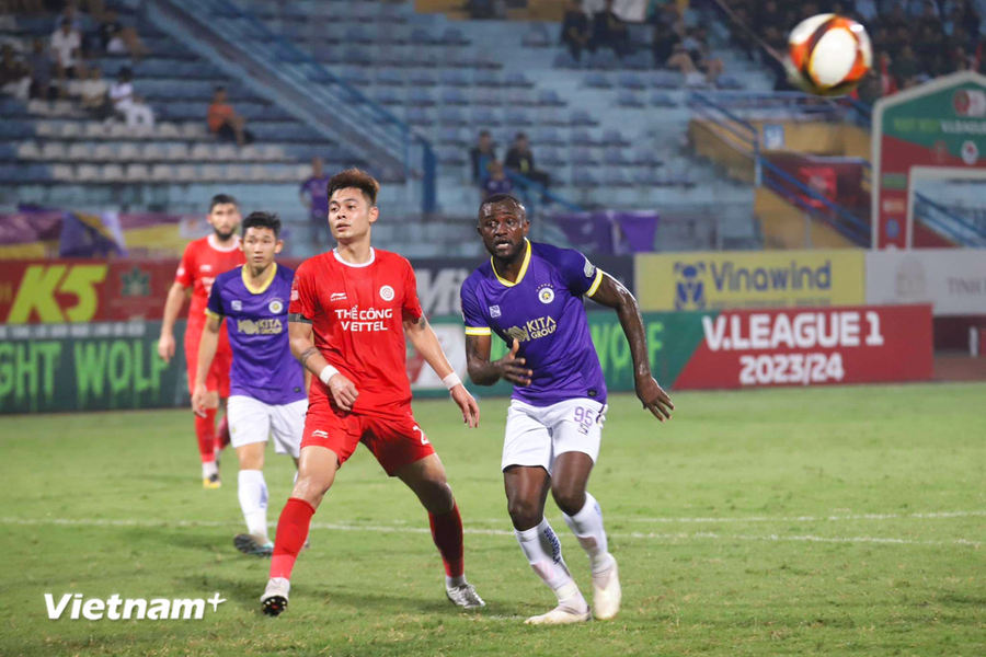 Chân sút chủ lực của Hà Nội FC là Joel Tagueu &apos;bất lực&apos; trước khung thành của Thể Công-Viettel. (Ảnh: Việt Anh/Vietnam+)