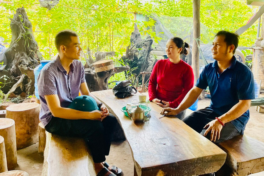 Ông Mai Văn Dũng (bìa phải; làng Tông Ke, xã Ayun) mong muốn ngành chức năng hướng dẫn thủ tục để sớm cấp GCNQSDĐ cho thửa đất của gia đình. Ảnh: H.T