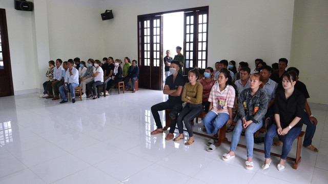 Vụ án gây rúng động tại địa phương, nhiều người đã đến theo dõi phiên tòa. Ảnh: Hoàng Giáp Vụ án gây rúng động tại địa phương, nhiều người đã đến theo dõi phiên tòa. Ảnh: Hoàng Giáp