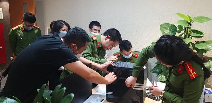 Cơ quan điều tra tiến hành niêm phong một số tài liệu, thiết bị liên quan đến vụ án. Ảnh: CAND
