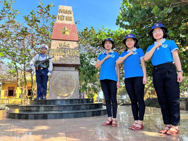 Bên cột mốc chủ quyền đảo Trường Sa Đông, tháng 1.2023. Đại tá Nguyễn Trung Cang chỉ huy và trực tiếp đóng giữ cách đây 45 năm. Ảnh: Mai Thanh Hải Bên cột mốc chủ quyền đảo Trường Sa Đông, tháng 1.2023. Đại tá Nguyễn Trung Cang chỉ huy và trực tiếp đóng giữ cách đây 45 năm. Ảnh: Mai Thanh Hải