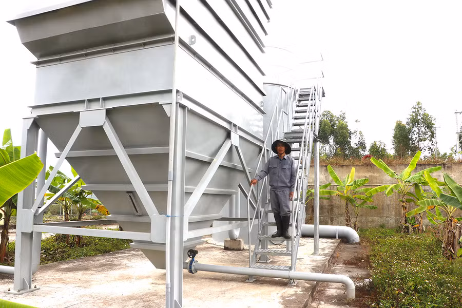 Hệ thống lọc nước hiện đại của Nhà máy cấp nước xã Đông và xã Nghĩa An, cung cấp nguồn nước hợp vệ sinh cho người dân. Ảnh: Ngọc Minh