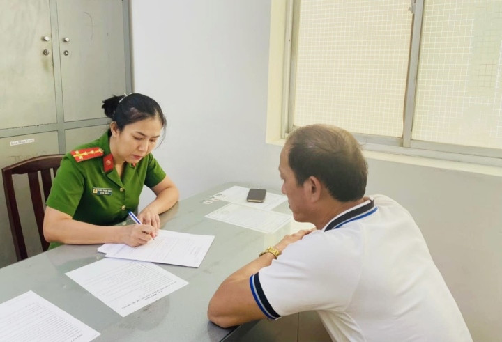 Quách Ngọc Giao làm việc với lực lượng chức năng. (Ảnh: Công an cung cấp) Quách Ngọc Giao làm việc với lực lượng chức năng. (Ảnh: Công an cung cấp)