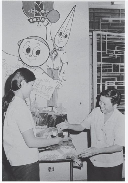 Nhà báo Cửu Thọ (bút danh Bóng Nhựa, phải)