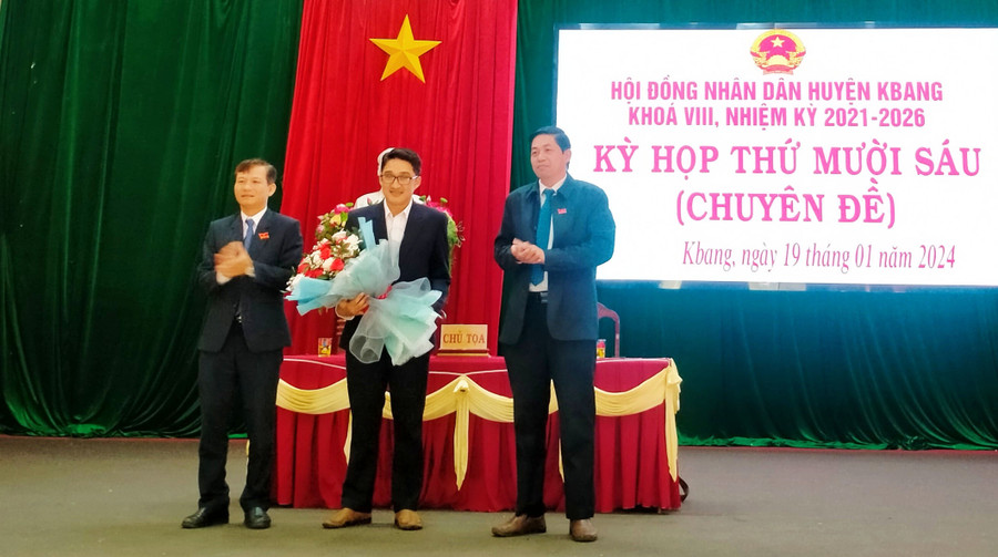 Ông Nguyễn Hữu Tuyến-Tỉnh ủy viên, Bí thư Huyện ủy, Chủ tịch HĐND huyện Kbang chúc mừng ông Nguyễn Mạnh Cường được bầu giữ chức vụ Phó Chủ tịch UBND huyện. Ảnh: Hồng Hạnh Ông Nguyễn Hữu Tuyến-Tỉnh ủy viên, Bí thư Huyện ủy, Chủ tịch HĐND huyện Kbang chúc mừng ông Nguyễn Mạnh Cường được bầu giữ chức vụ Phó Chủ tịch UBND huyện. Ảnh: Hồng Hạnh