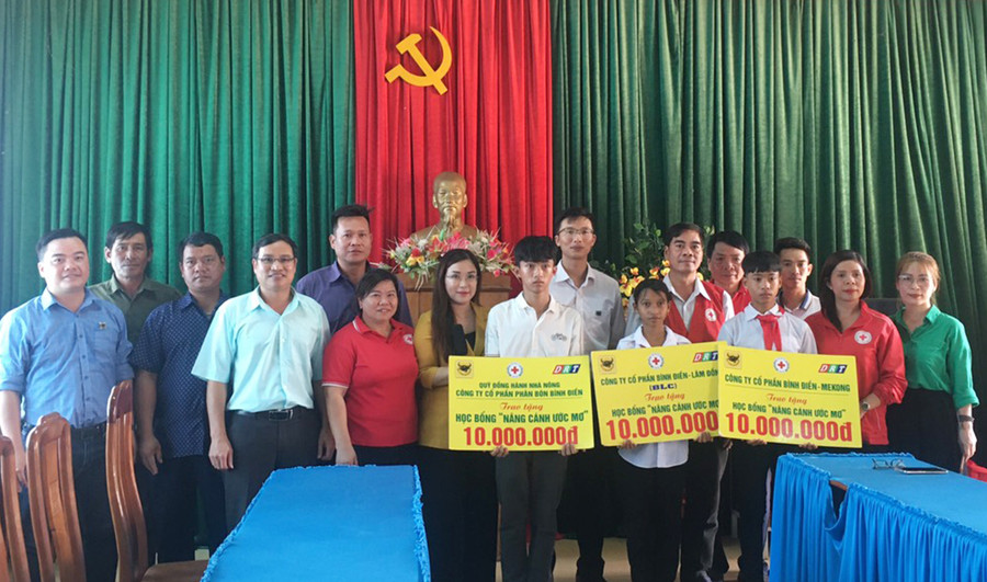 Đại diện các đơn vị tài trợ trao học bổng cho 3 học sinh nghèo vượt khó, học giỏi. Ảnh: Hồng Ngọc