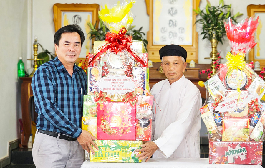 Ông Nguyễn Hữu Sung (bên trái)-Ủy viên Ban thường vụ Thành ủy, Phó Chủ tịch UBND TP. Pleiku thăm, chúc mừng họ đạo Cao đài Nguyên Bình (phường Ia Kring). Ảnh: Bá Bính Ông Nguyễn Hữu Sung (bên trái)-Ủy viên Ban thường vụ Thành ủy, Phó Chủ tịch UBND TP. Pleiku thăm, chúc mừng họ đạo Cao đài Nguyên Bình (phường Ia Kring). Ảnh: Bá Bính