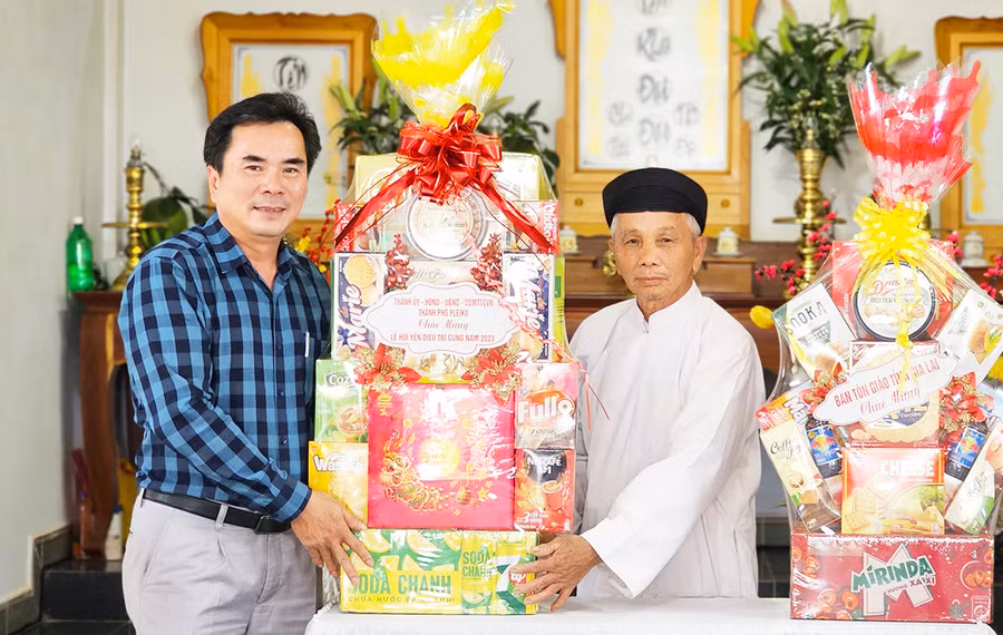 Ông Nguyễn Hữu Sung (bên trái)-Ủy viên Ban thường vụ Thành ủy, Phó Chủ tịch UBND TP. Pleiku thăm, chúc mừng họ đạo Cao đài Nguyên Bình (phường Ia Kring). Ảnh: Bá Bính