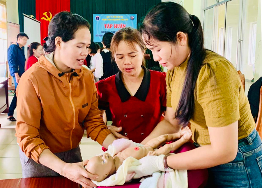 Tham gia tập huấn, ngoài lý thuyết, học viên còn thực hành về chăm sóc trẻ sơ sinh. Ảnh: N.N