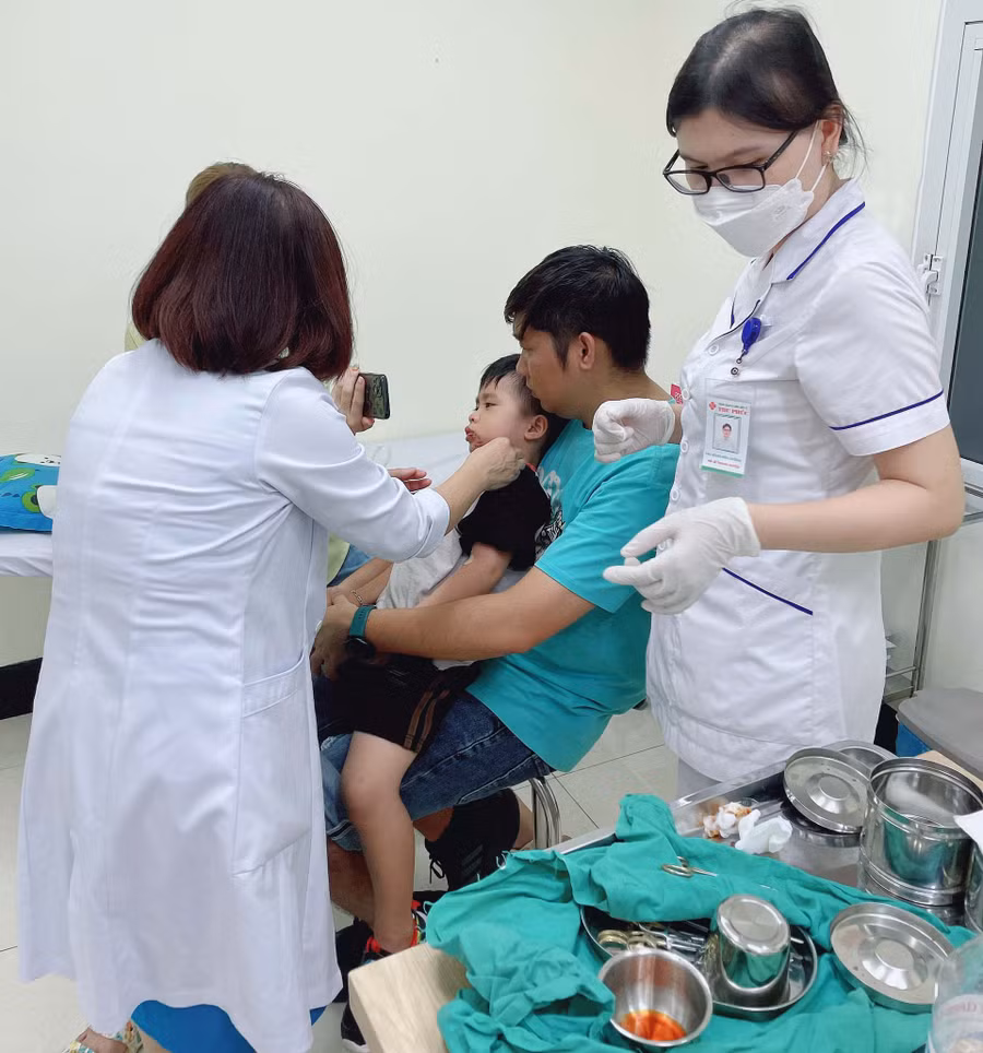 Cháu M.A tại Bệnh viện Đa khoa Thu Phúc. Ảnh: Gia đình cung cấp