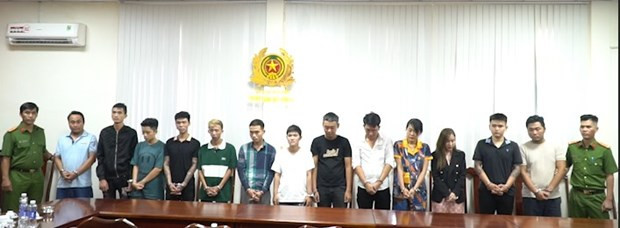 Các đối tượng trong đường dây làm giả con dấu, tài liệu bị bắt. (Nguồn: Lao Động)