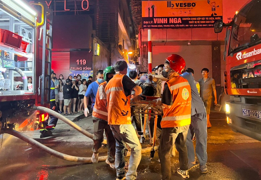 Đội hỗ trợ sơ cứu Fas Angel tham gia sơ cứu các nạn nhân vụ cháy. Ảnh: XUÂN HÙNG Đội hỗ trợ sơ cứu Fas Angel tham gia sơ cứu các nạn nhân vụ cháy. Ảnh: XUÂN HÙNG