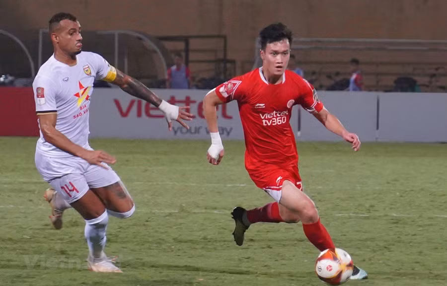 Tiền vệ Nguyễn Hoàng Đức (áo đỏ) được đánh giá là ứng cử viên nặng ký nhất cho giải thưởng Cầu thủ xuất sắc nhất V-League 2023. (Ảnh: Việt Anh/Vietnam+) Tiền vệ Nguyễn Hoàng Đức (áo đỏ) được đánh giá là ứng cử viên nặng ký nhất cho giải thưởng Cầu thủ xuất sắc nhất V-League 2023. (Ảnh: Việt Anh/Vietnam+)