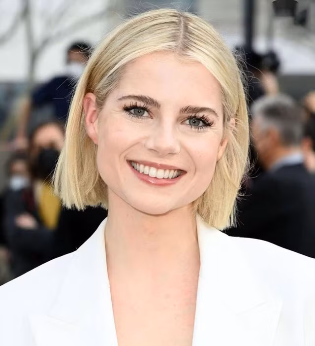 Nàng Lucy Boynton sở kiểu tóc bob cá tính với màu tóc vàng đặc trưng