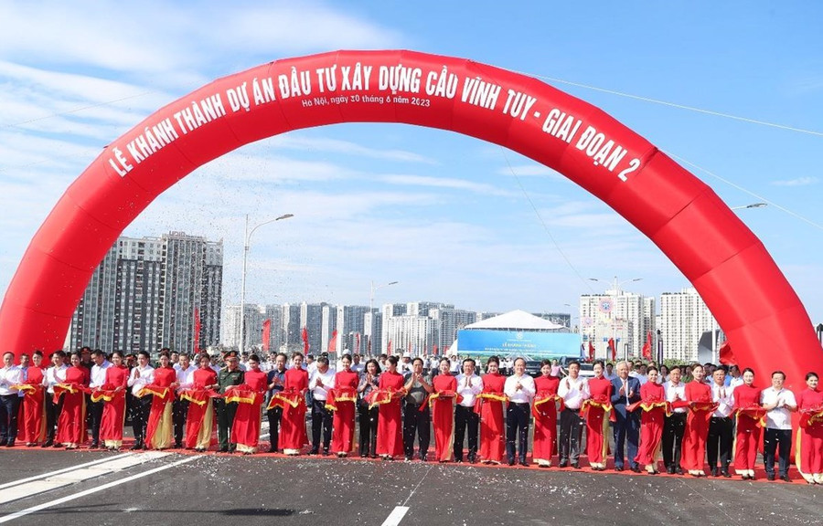 Thủ tướng Chính phủ Phạm Minh Chính và các lãnh đạo Ủy ban Nhân dân thành phố Hà Nội cắt băng khánh thành Cầu Vĩnh Tuy giai đoạn 2. (Ảnh: Việt Hùng/Vietnam+) Thủ tướng Chính phủ Phạm Minh Chính và các lãnh đạo Ủy ban Nhân dân thành phố Hà Nội cắt băng khánh thành Cầu Vĩnh Tuy giai đoạn 2. (Ảnh: Việt Hùng/Vietnam+)