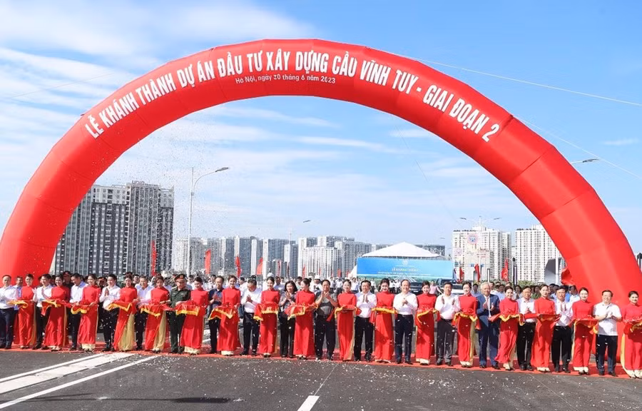 Thủ tướng Chính phủ Phạm Minh Chính và các lãnh đạo Ủy ban Nhân dân thành phố Hà Nội cắt băng khánh thành Cầu Vĩnh Tuy giai đoạn 2. (Ảnh: Việt Hùng/Vietnam+)