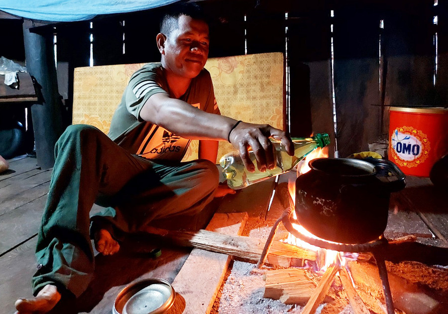 Gia đình anh Đinh Dơ (làng Chợch) phải ở cùng bố mẹ do thiếu đất ở. Ảnh: H.S