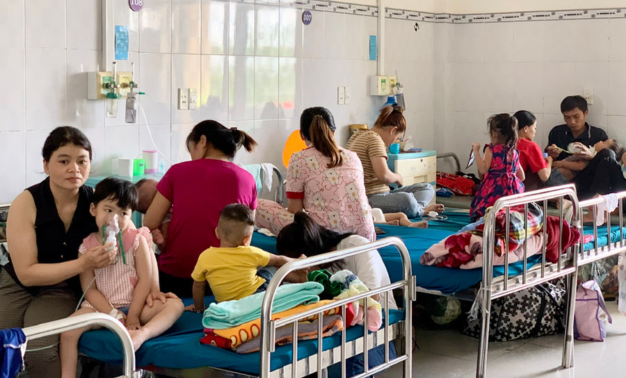 Số bệnh nhân nhập viện do các bệnh lý hô hấp tăng cao gây quá tải cho các cơ sở điều trị. Ảnh: N.N