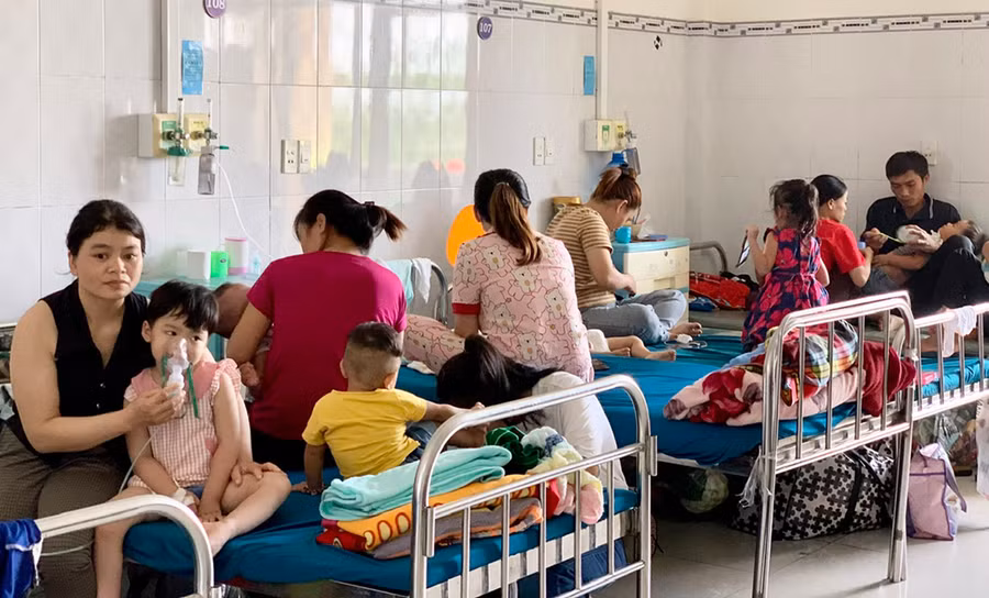 Số bệnh nhân nhập viện do các bệnh lý hô hấp tăng cao gây quá tải cho các cơ sở điều trị. Ảnh: N.N