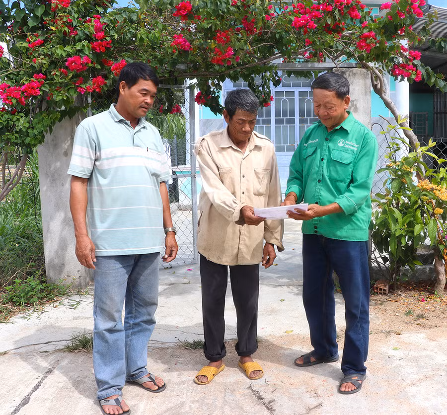 Đại diện Ban Nhân dân thôn An Xuân 3 (xã Xuân An, thị xã An Khê) tuyên truyền, vận động người dân chung tay xây dựng thôn đạt chuẩn NTM. Ảnh: Ngọc minh