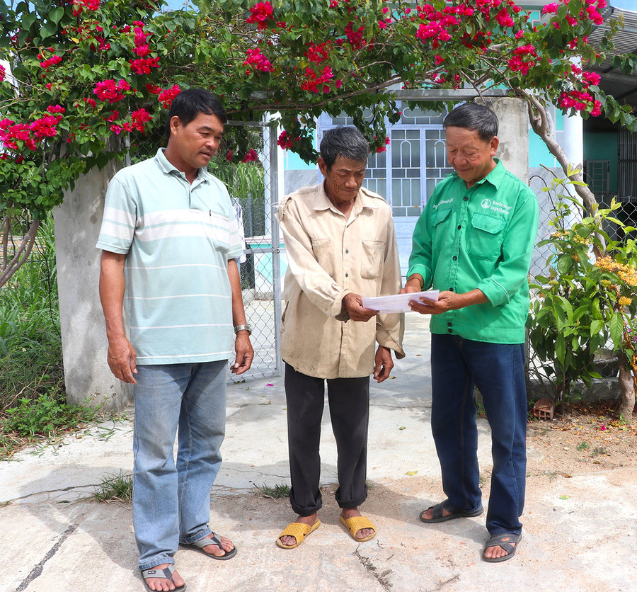 Đại diện Ban Nhân dân thôn An Xuân 3 (xã Xuân An, thị xã An Khê) tuyên truyền, vận động người dân chung tay xây dựng thôn đạt chuẩn NTM. Ảnh: Ngọc minh Đại diện Ban Nhân dân thôn An Xuân 3 (xã Xuân An, thị xã An Khê) tuyên truyền, vận động người dân chung tay xây dựng thôn đạt chuẩn NTM. Ảnh: Ngọc minh