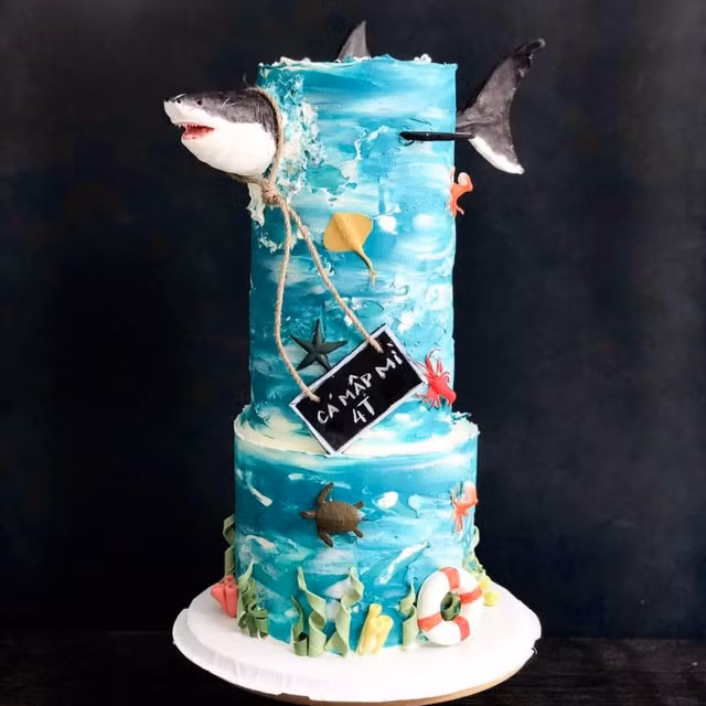 Phương Nguyên có thể tạo hình được mọi hình thù và kích cỡ bánh tùy theo nhu cầu. Ảnh: NVCC