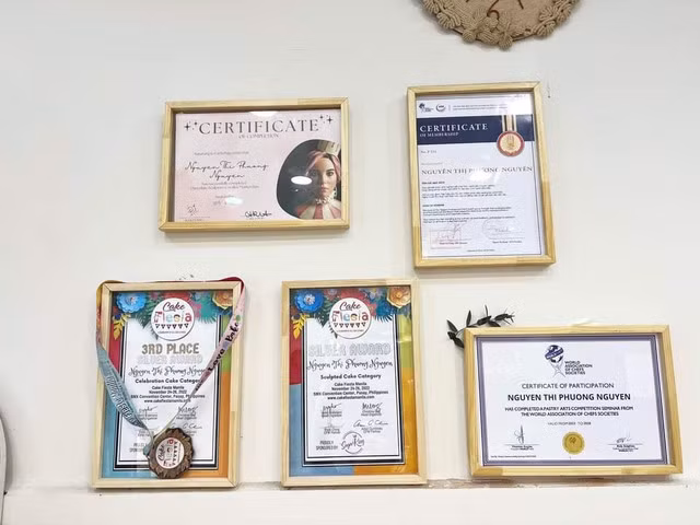 Các giải thưởng và chứng chỉ quốc tế mà chị Nguyên có. Ảnh:THƯỢNG HẢI