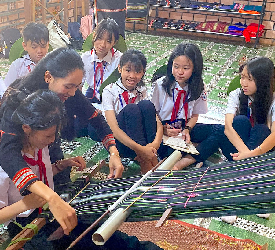 Học sinh Trường THCS Nguyễn Du (phường Ia Kring, TP. Pleiku) trải nghiệm dệt thổ cẩm tại làng Phung (xã Biển Hồ). Ảnh: Mộc Trà Học sinh Trường THCS Nguyễn Du (phường Ia Kring, TP. Pleiku) trải nghiệm dệt thổ cẩm tại làng Phung (xã Biển Hồ). Ảnh: Mộc Trà