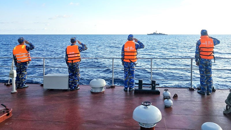 Cán bộ, chiến sĩ Tàu 264 chào tạm biệt Biên đội tàu Hải quân Hoàng gia Thái Lan sau khi kết thúc tuần tra chung. Cán bộ, chiến sĩ Tàu 264 chào tạm biệt Biên đội tàu Hải quân Hoàng gia Thái Lan sau khi kết thúc tuần tra chung.