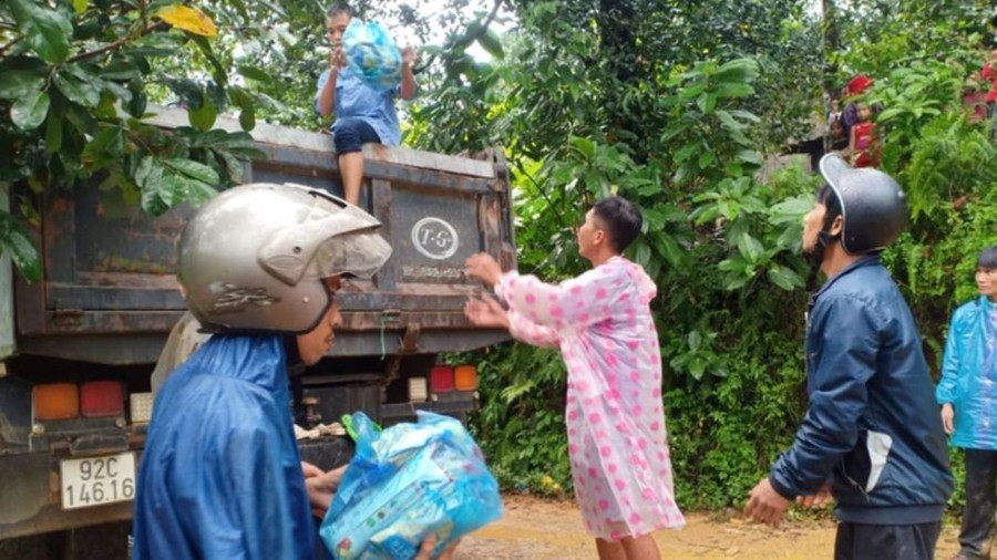 Bão số 3 và hoàn lưu sau bão đang gây ra hậu quả rất nặng nề cho nhân dân các địa phương phía Bắc. Bão số 3 và hoàn lưu sau bão đang gây ra hậu quả rất nặng nề cho nhân dân các địa phương phía Bắc.