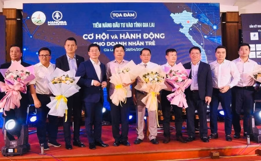 Doanh nghiệp Gia Lai và doanh nghiệp các tỉnh, thành phố tham gia tọa đàm Cơ hội và hành động cho doanh nhân trẻ được tổ chức tại TP. Pleiku vào tháng 4-2022. Ảnh: Phan Nguyên