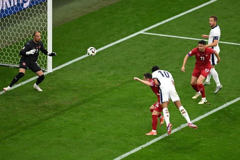 Pha đánh đầu dũng mãnh của Jude Bellingham. (Ảnh: talkSports)