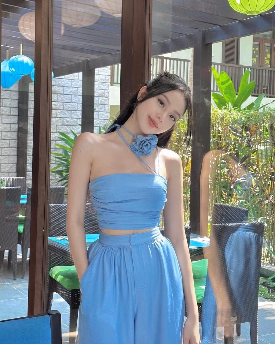 Với chiều cao 1,76 m và có số đo 3 vòng 80-63-94 cm, Thanh Thủy tự tin diện những thiết kế khoe vòng eo thon thả. Đây cũng là lợi thế cơ thể mà người đẹp khoe triệt để cả khi dự sự kiện và ngoài đời thường. Với chiều cao 1,76 m và có số đo 3 vòng 80-63-94 cm, Thanh Thủy tự tin diện những thiết kế khoe vòng eo thon thả. Đây cũng là lợi thế cơ thể mà người đẹp khoe triệt để cả khi dự sự kiện và ngoài đời thường.