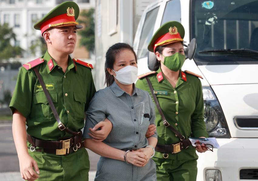 Bị cáo Nguyễn Thị Hương Lan, nguyên Cục trưởng Lãnh sự được dẫn giải đến tòa. Ảnh: CTV Bị cáo Nguyễn Thị Hương Lan, nguyên Cục trưởng Lãnh sự được dẫn giải đến tòa. Ảnh: CTV