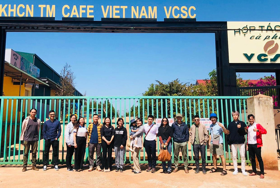 Các bạn trẻ tham quan mô hình khởi nghiệp thành công. Ảnh: Mai Ka Các bạn trẻ tham quan mô hình khởi nghiệp thành công. Ảnh: Mai Ka