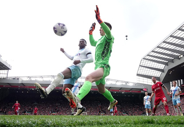 Dean Henderson cứu thua sau pha dứt điểm của Luis Diaz Dean Henderson cứu thua sau pha dứt điểm của Luis Diaz